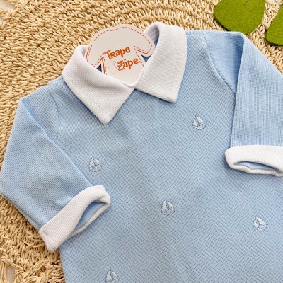 Macacão Tricotil (Tricot 100% Algodão) com Gola e Bordado - Azul Bebê Barquinhos